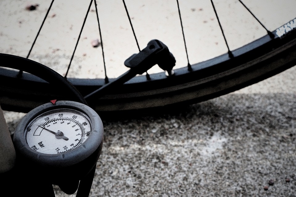 Накачивание велосипедной шины: как это сделать! Объясняется шаг за шагом